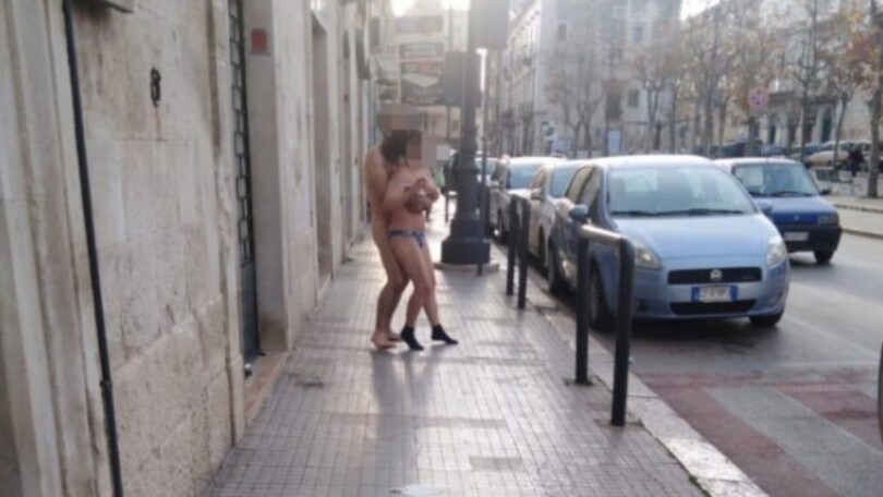 Bitonto, un uomo e una donna passeggiano nudi in centro la mattina di Natale