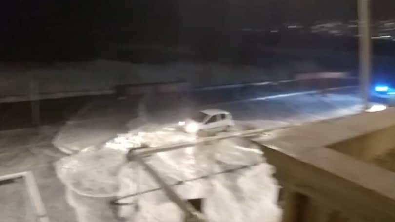 Napoli, una mareggiata da brividi