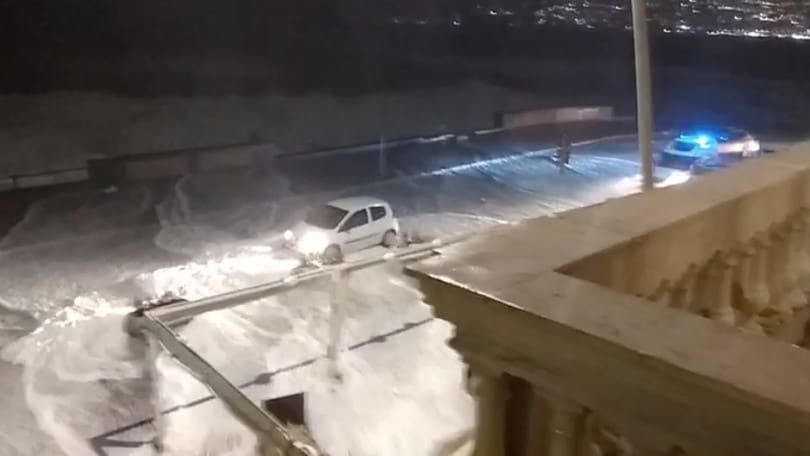 Maltempo Napoli, immagini shock: automobili tra le onde