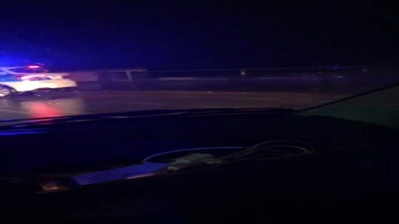 Maltempo a Napoli, un'auto finisce travolta dalle onde!