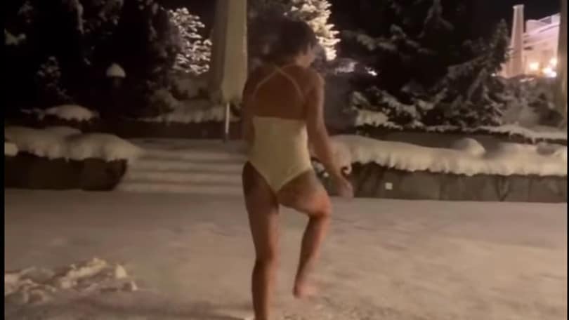Elettra Lamborghini si lancia nella neve in costume!