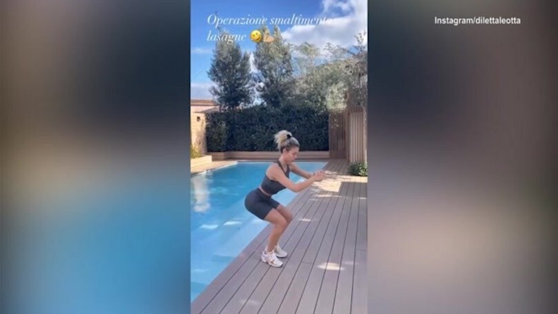 Diletta Leotta, esercizi a bordo piscina