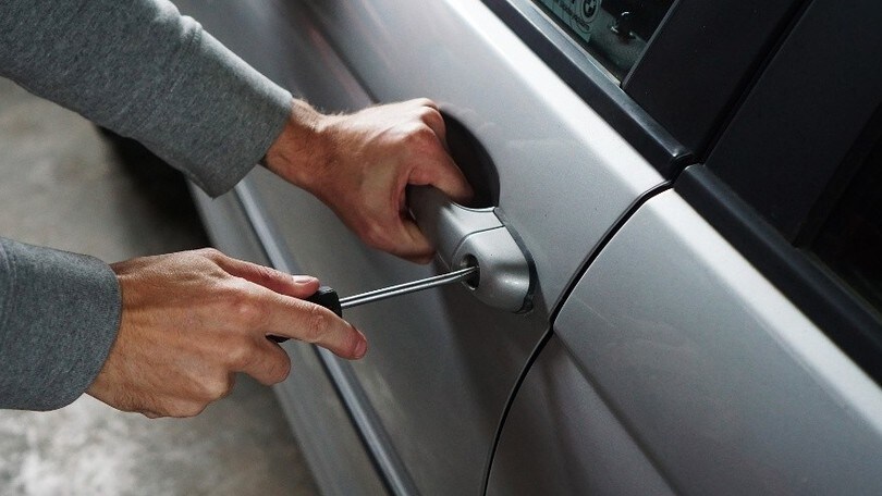 Furti auto a Roma: rubare gli sportelli è la nuova moda della “banda del pit stop”
