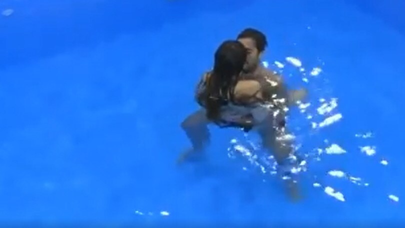 Pierpaolo Pretelli e Giulia Salemi in piscina, il bagno diventa "bollente"