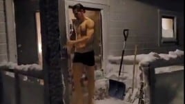 Ibra in boxer nella neve per... Zanremo