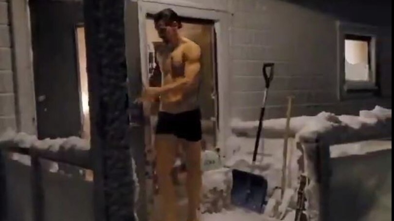 Ibra in boxer nella neve per... Zanremo