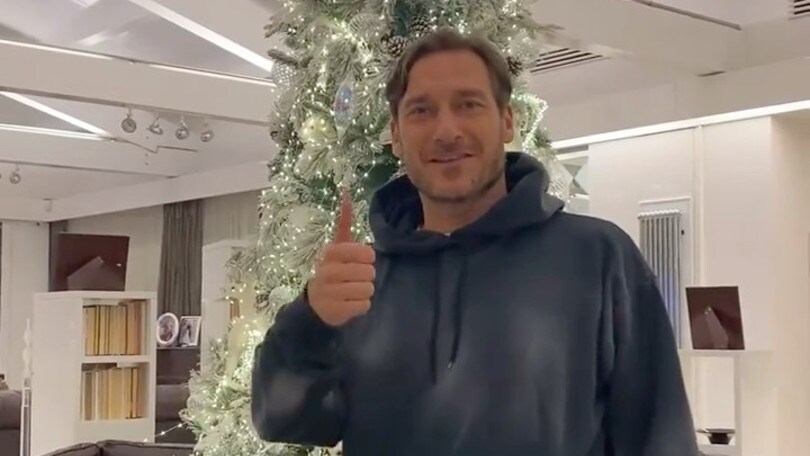 Totti, gli auguri per Capodanno: "Buon 2021 a tutti!"