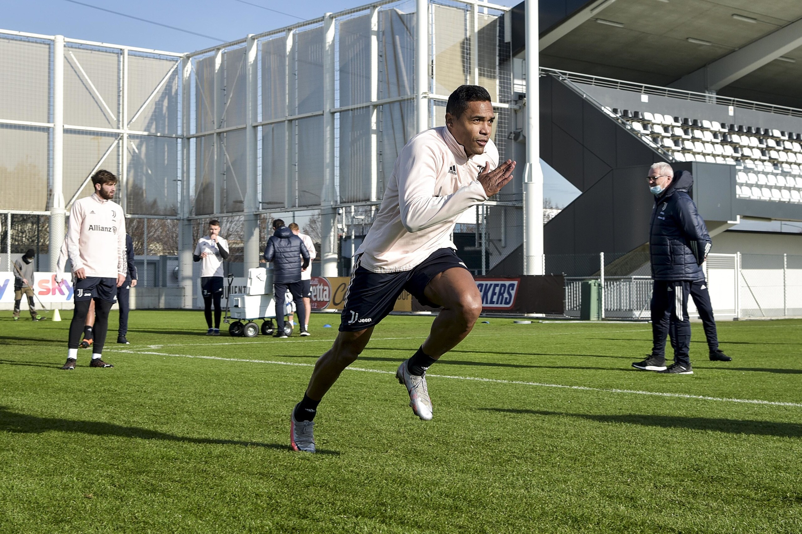 Alex Sandro positivo al Covid-19. Su Milik c'è il Marsiglia VIDEO