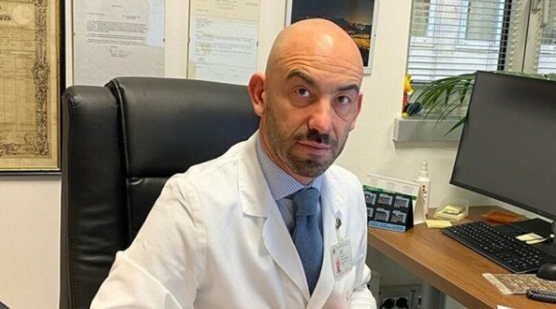 Bassetti: "Bisogna conteggiare anche i tamponi antigenici!". E sui vaccini...