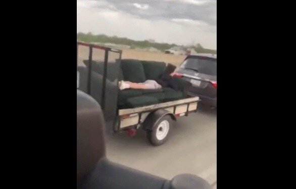 In autostrada sul divano trainato dal minivan: follia negli Stati Uniti VIDEO