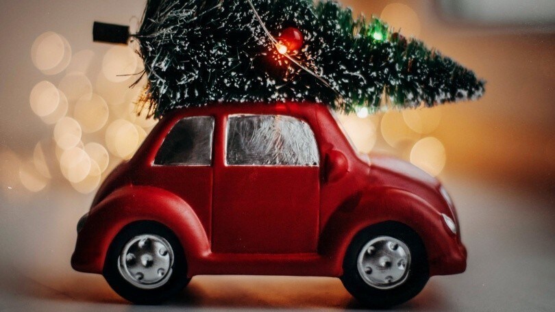 Albero di Natale in auto: ecco le sanzioni se lo si trasporta in maniera sbagliata