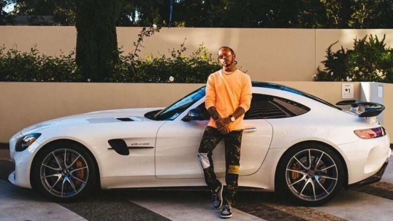 Hamilton festeggia 36 anni, compleanno a bordo delle sue supercar aspettando la firma con Mercedes