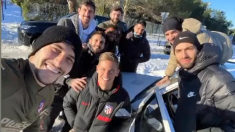Atletico Madrid, Carrasco, Lemar e Hermoso tutti e tre a bordo di una vecchia Panda 4X4
