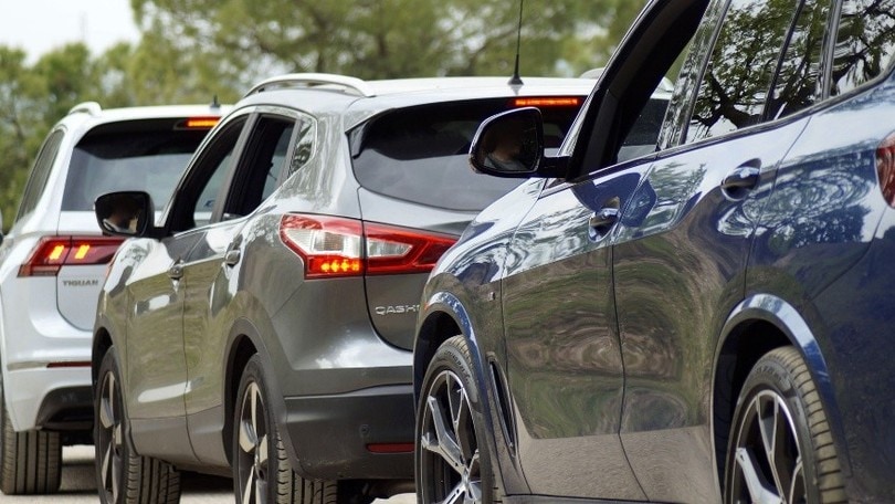 Distrugge con un coltello gli specchietti delle auto, denunciato