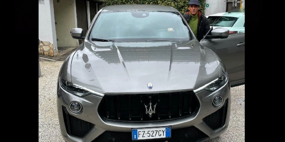 Roberto Mancini sui social con la sua Maserati Levante Trofeo