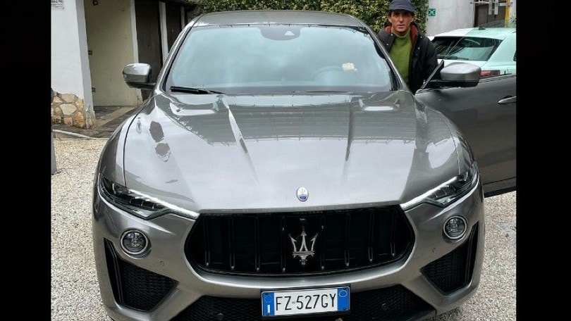 Roberto Mancini sui social con la sua Maserati Levante Trofeo