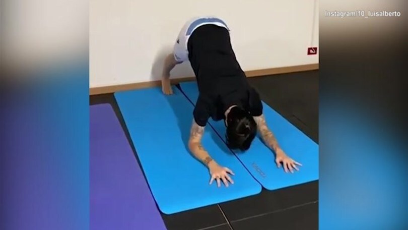 Lazio, lo yoga pre-derby di Luis Alberto