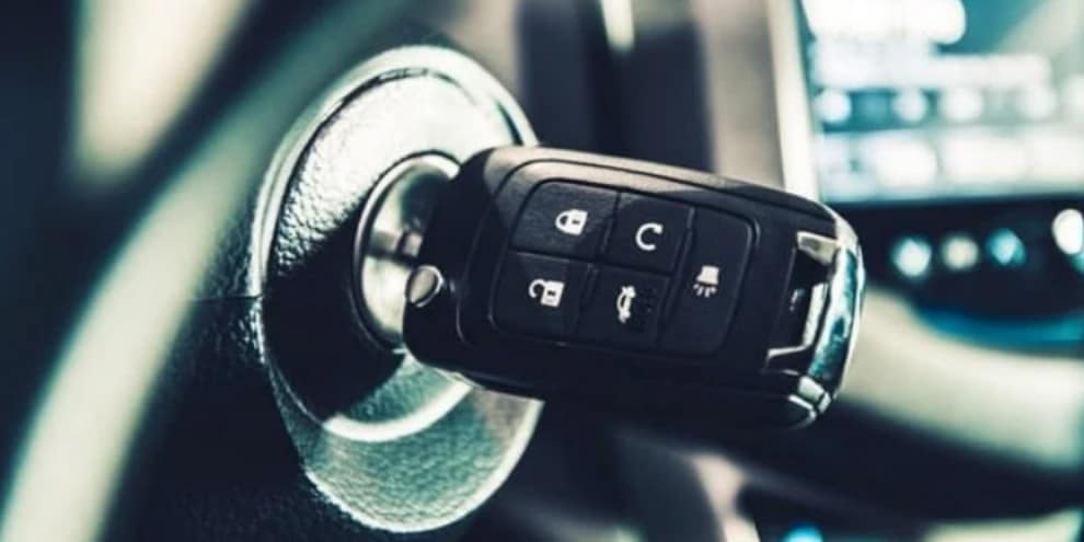70enne sale in auto e parte, ma poi si accorge che non è la sua