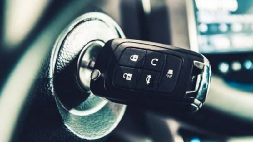 70enne sale in auto e parte, ma poi si accorge che non è la sua