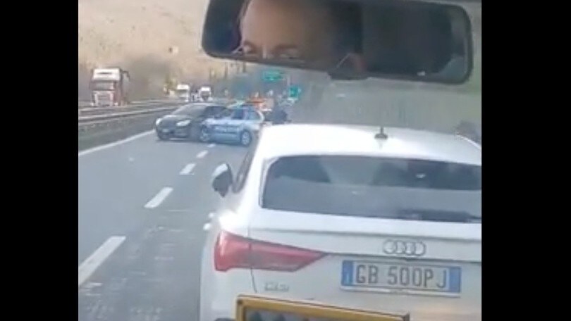 Follia in autostrada: polizia spara a un'auto contromano per 40 km VIDEO