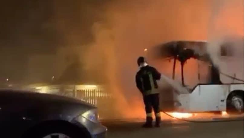 Roma, autobus Atac della linea 916 in fiamme