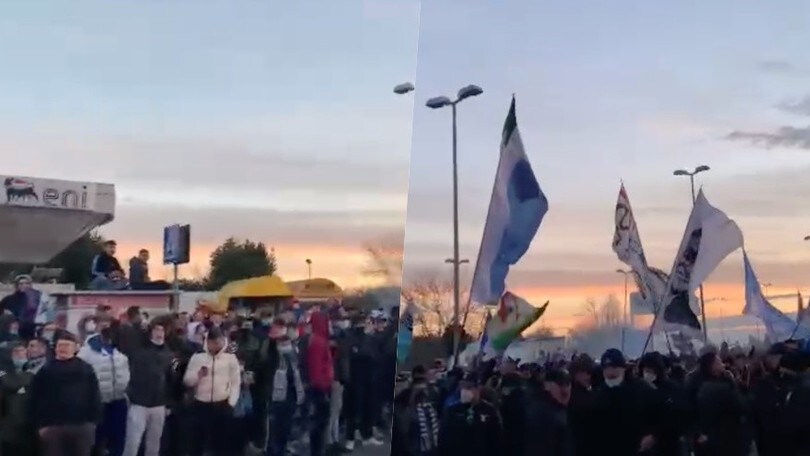 Lazio, i tifosi cantano a Formello prima del derby