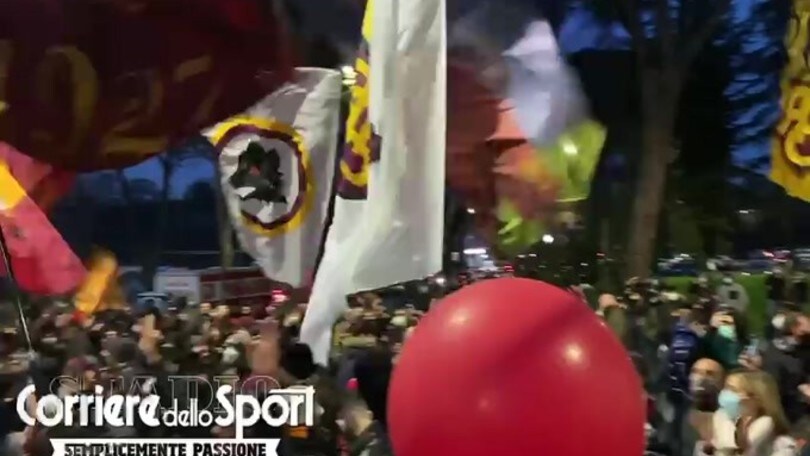 Maxi striscione esposto dai tifosi con una gru a Trigoria!