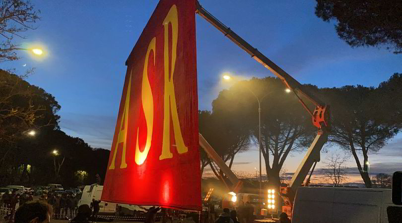 Tifosi della Roma davanti a Trigoria: uno striscione tirato su da una gru