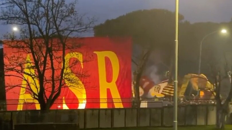 Roma, Dzeko filma la coreografia della Curva Sud fuori Trigoria