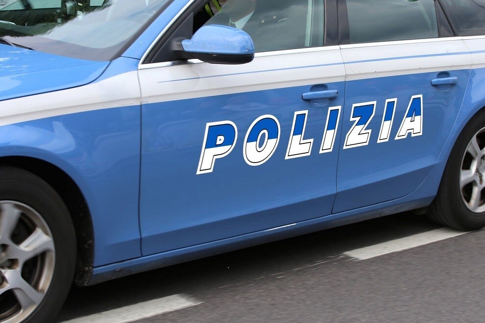 Roma, Polizia insegue Honda Civic in fuga e spara