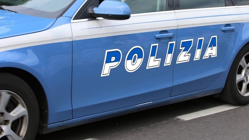 Roma, Polizia insegue Honda Civic in fuga e spara