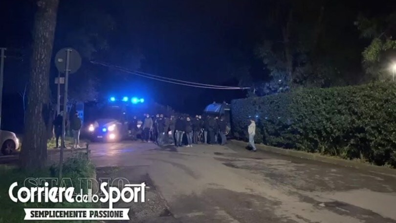 Fuochi d'artificio fuori Trigoria: i tifosi della Roma caricano la squadra prima del derby