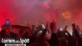 Il pullman della Roma esce da Trigoria accompagnato dai cori dei tifosi