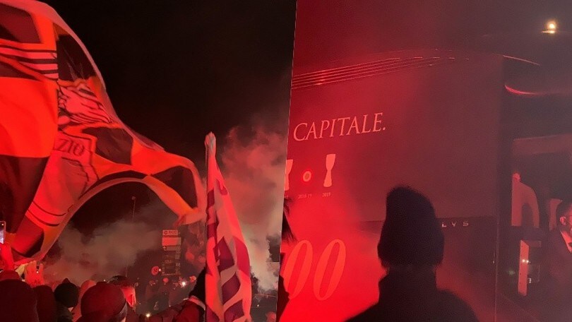 Lazio, i tifosi si radunano per salutare la squadra