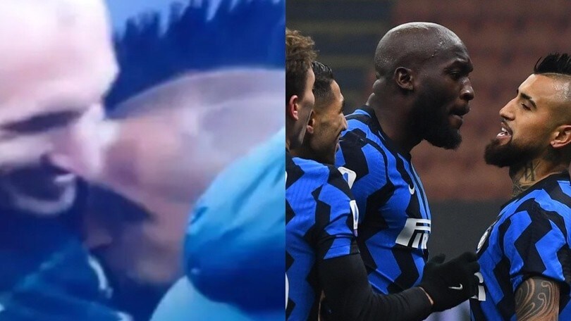 Inter, Vidal e il bacio allo stemma della Juve: "Era per Chiellini, un fratello"