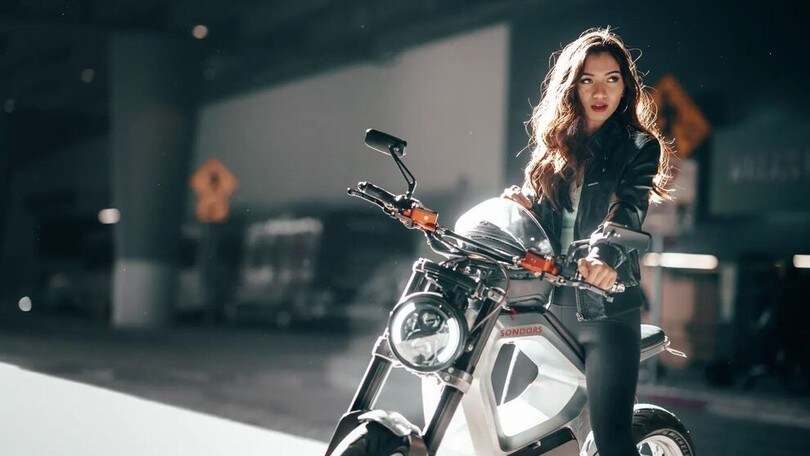 Arriva la moto elettrica che ti ricarica lo smartphone