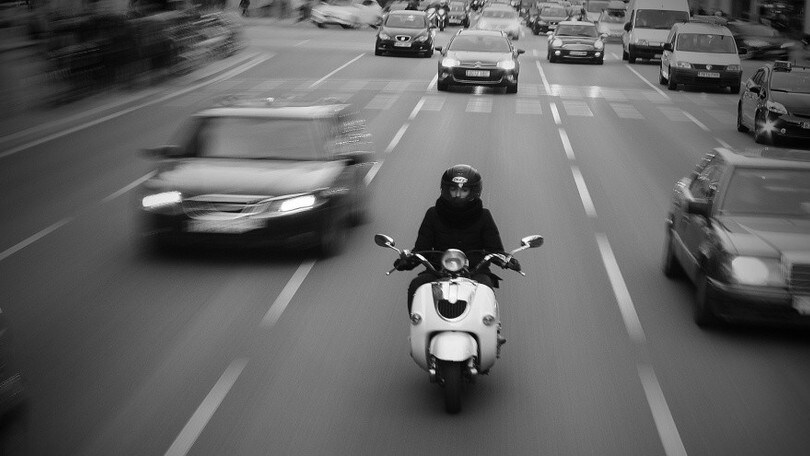 Mobilità urbana, ANCMA: sharing moto in crescita, ma preoccupano i dati sulla sicurezza stradale