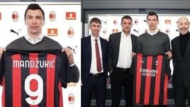 Mandzukic, maglia numero 9 e foto con la dirigenza Milan