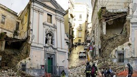 Che spavento a Napoli: crolla parte della facciata della chiesa del Rosariello