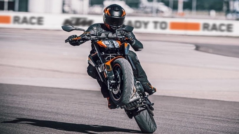 Nuova KTM 890 Duke, naked media da 115 cv