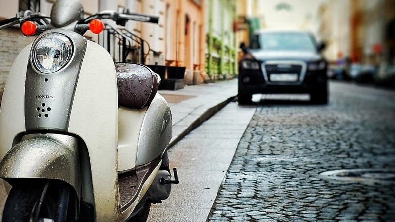 Roma, venti furti in due settimane con scooter rubati: fermato scippatore