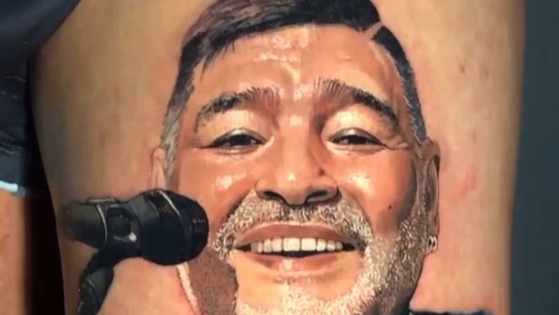 Il tatuaggio in onore di Maradona di Patricio Monti