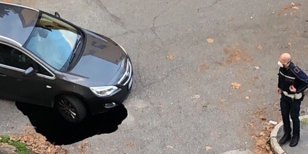 Voragine a Roma: un “buco nero” sull’asfalto, auto in bilico