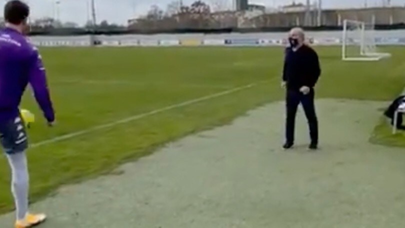 Fiorentina, Commisso e Vlahovic palleggiano a fine allenamento