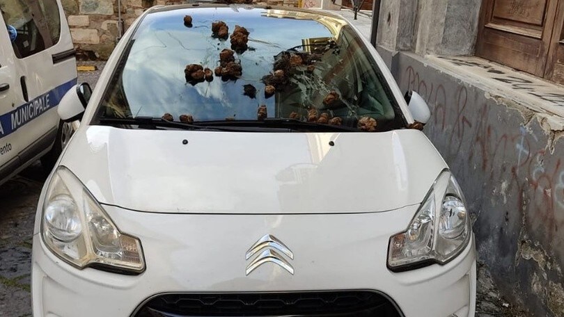 Auto blocca passaggio ambulanza: la ricoprono di sterco