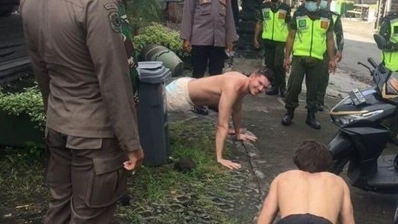 Bali, turisti senza mascherina: puniti con le flessioni