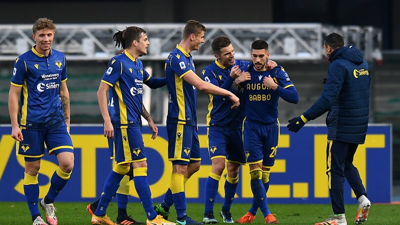 Il Napoli cade a Verona. La Juve accorcia su Milan e Inter