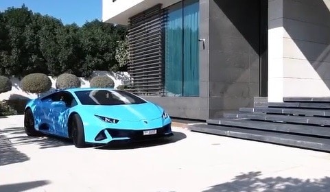 Jorge Lorenzo a Dubai in Lamborghini Aventador celeste
