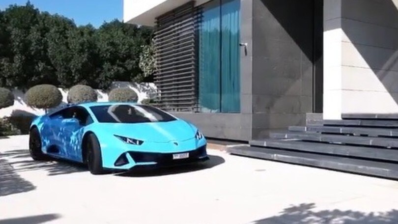 Jorge Lorenzo a Dubai in Lamborghini Aventador celeste