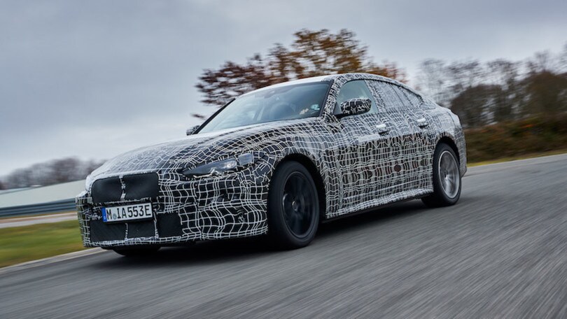 BMW i4, i muletti: le immagini